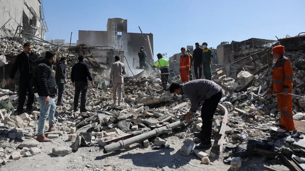 Trosky policejní stanice v Teheránu