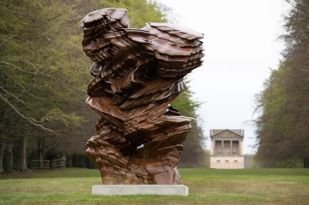 Anglické panství Houghton Hall v Norfolku připravilo ve spolupráci se sochařem Tonym Craggem souhrnnou výstavu jeho děl