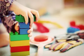 Roste zájem o seniorky na hlídání dětí. Chův „babiček“ je však málo a je obtížné je najít