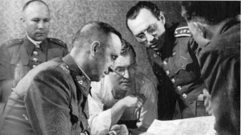 Vojenské velitelství Bartoš. Nejblíže fotoaparátu Karel Kutlvašr