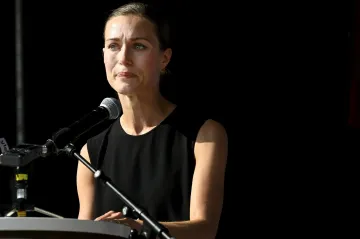 Finská premiérka Marinová se omluvila za snímky z večírků. I já potřebuji zábavu, dodala