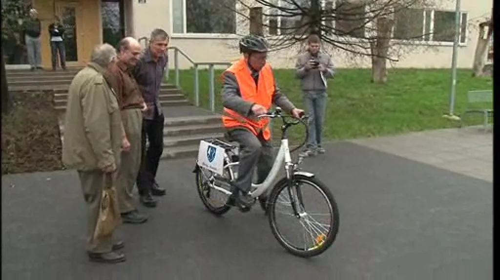 Nové elektrokolo v Komíně jako první vyzkoušel starosta