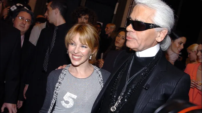Karl Lagerfeld s Kylie Minogue na přehlídce Chanelu v lednu 2004