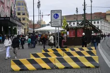 Praha umístila betonové zábrany u trhu na náměstí Republiky