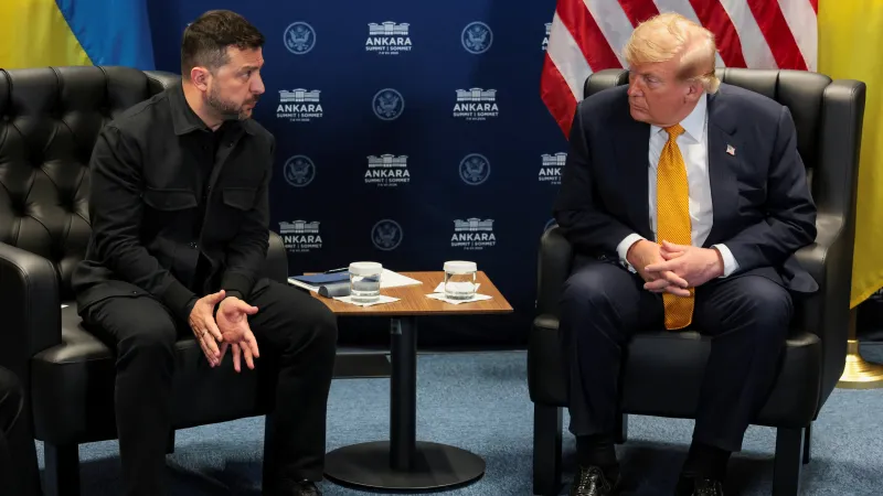 Volodymyr Zelenskyj a Donald Trump v závěru summitu NATO