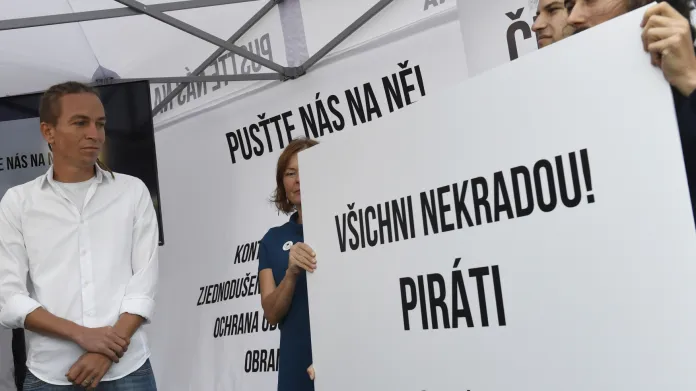Piráti měli jako hlavní slogan kampaně „Pusťte nás na ně“. Brabec věří, že po volbách budou konstruktivnější