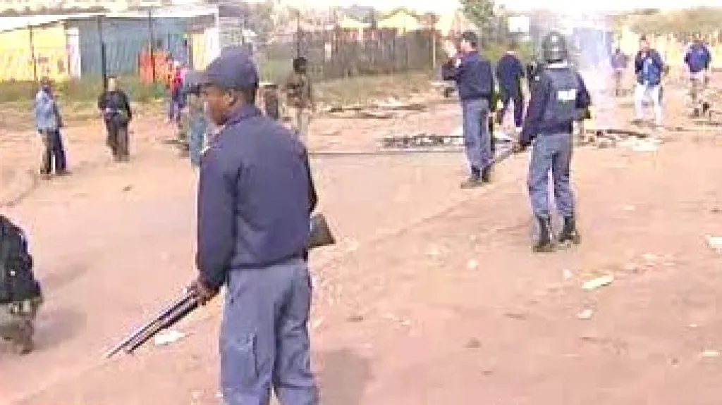 Jihoafričtí policisté střežící ulice