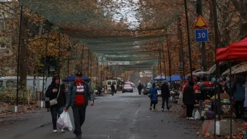 Protidronové sítě na ulicích Chersonu (ilustrační foto z listopadu 2025)