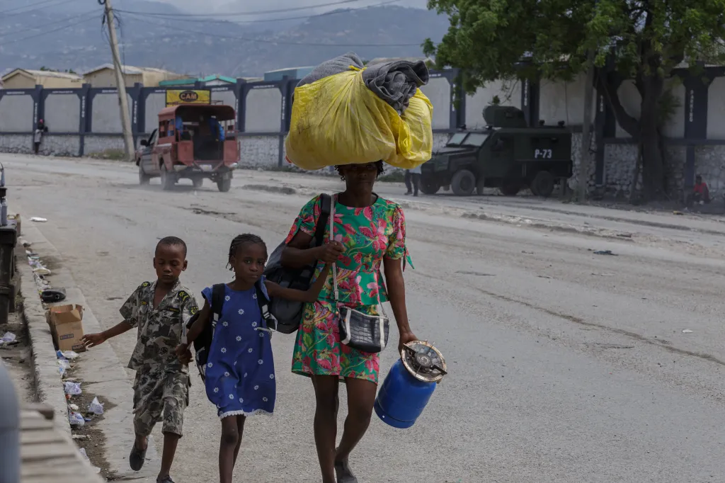 Nová vlna násilí gangů v hlavním městě Haiti Port-au-Prince donutila o víkendu opustit domovy stovky lidí