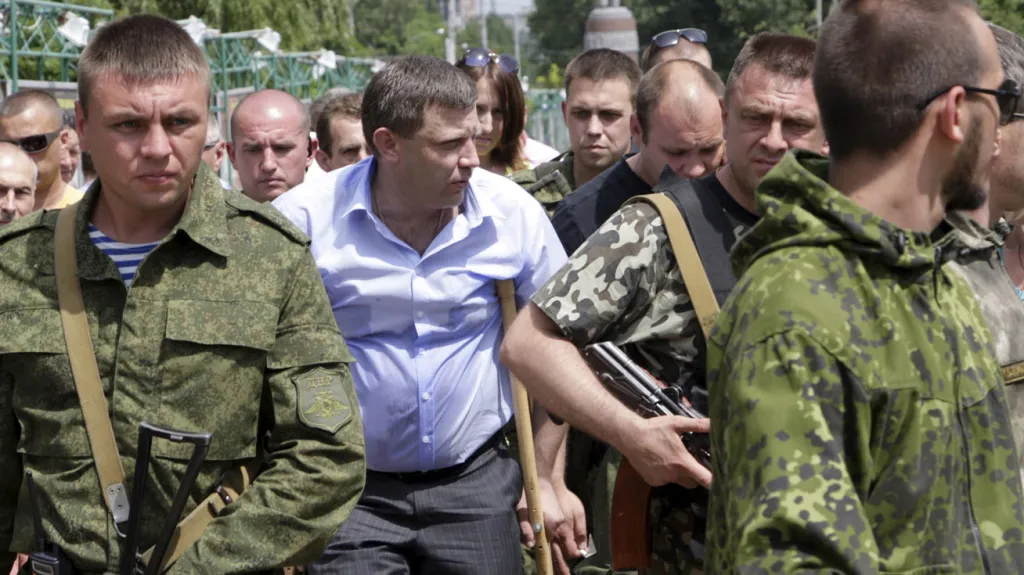 Alexandr Zacharčenko odchází ze schůzky s demonstranty
