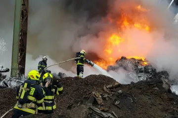 Nad Kladnem se zvedl hustý dým. Na okraji města hořelo vrakoviště aut 