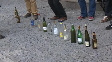 Demonstranti si na úterní protest přinesli lahve alkoholu. Aby prý od prezidenta nechytli virózu