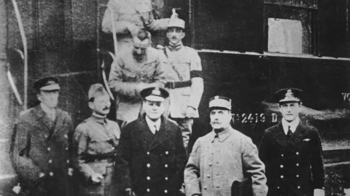 Dohoda příměří v salonním železničním vagoně v lese u Compiégne (11. 11. 1918)