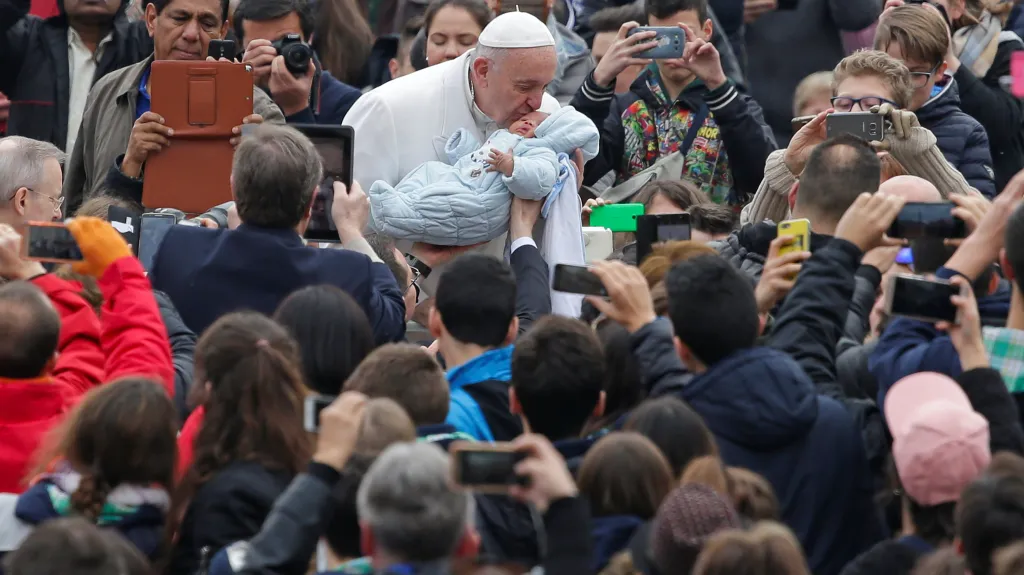 Papež František líbající nemluvně při audienci ve Vatikánu