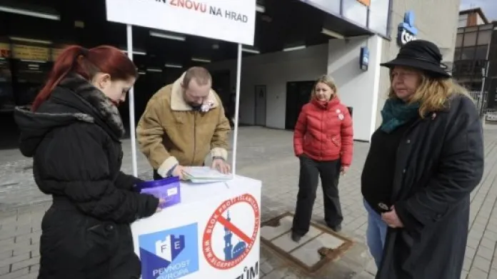 Příznivci Miloš Zemana sbírají podpisy pro druhou Zemanovu kandidaturu Zdroj: ČTK