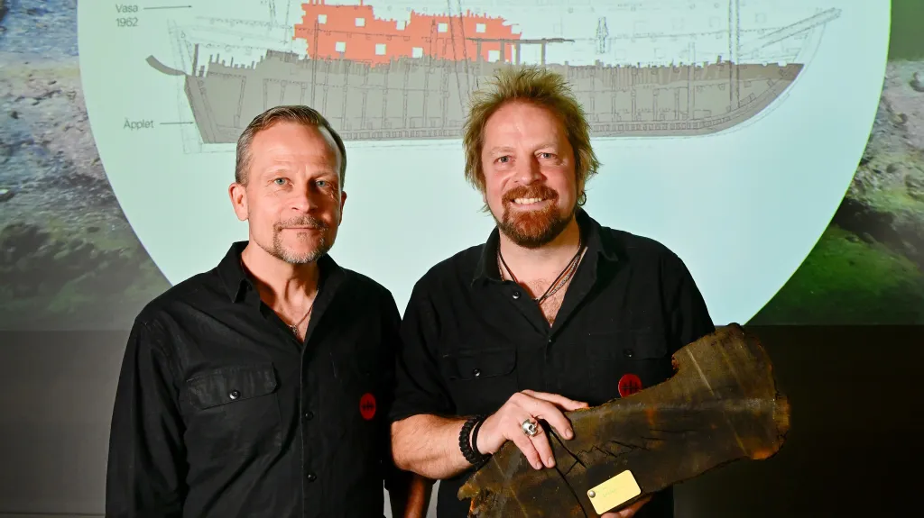 Podmořští archeologové s částí vraku lodi Äpplet