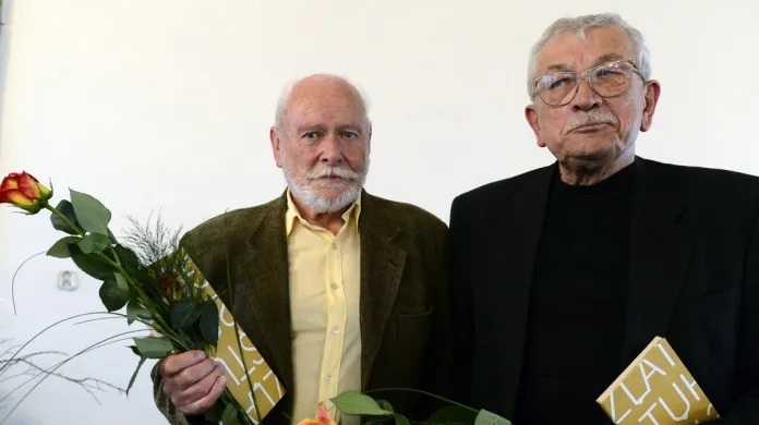 Zlatá stuha 2013 za celoživotní přínos literatuře pro děti a mládež: Jiří Kahoun (vlevo) a Karel Šiktanc