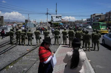 Protestující Ekvádorci drží vojáky jako rukojmí