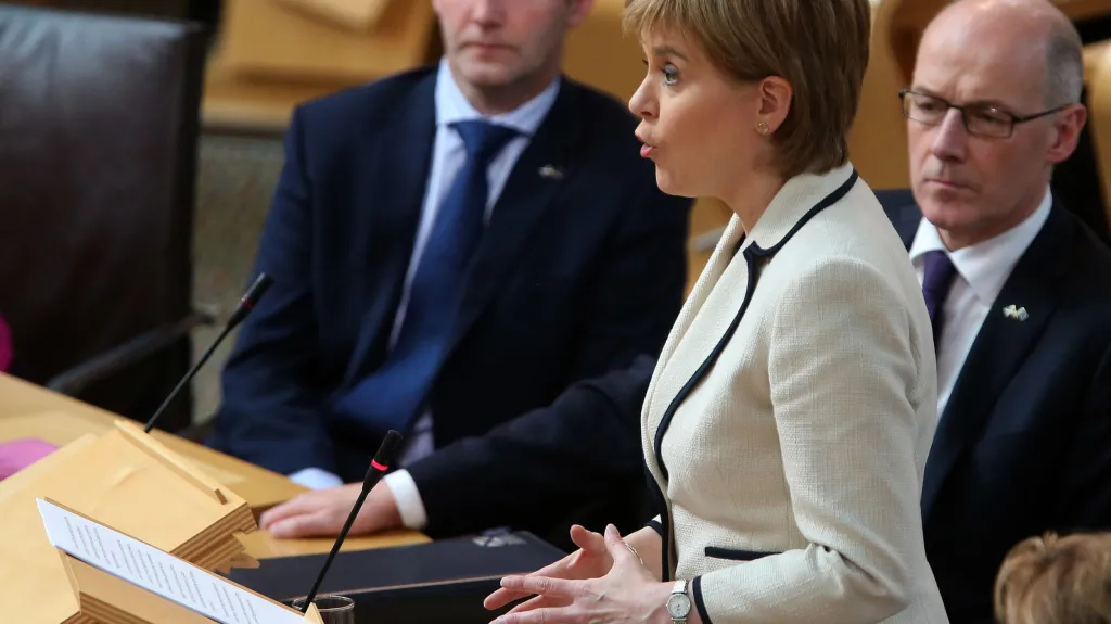 Nicola Sturgeonová ve skotském parlamentu