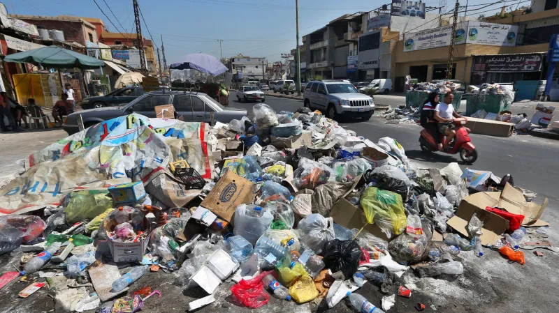 Hromady odpadků v ulicích Bejrútu
