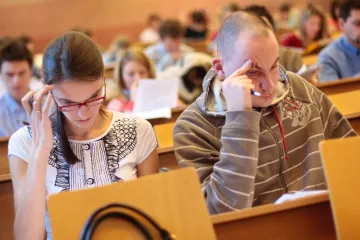 Tři miliardy navíc pro VŠ? Pozdě, málo a nesystémově, ale aspoň něco, shodli se politici 