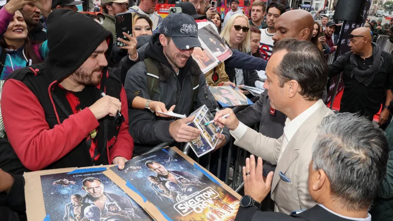 Jude Law se podepisuje fanouškům poté, co odhalil svou hvězdou na Hollywoodském chodníku slávy