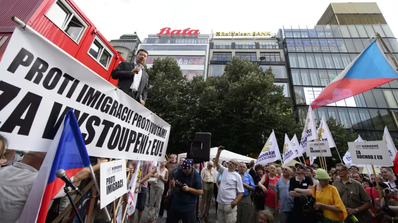 Tomio Okamura na demonstraci proti uprchlíkům