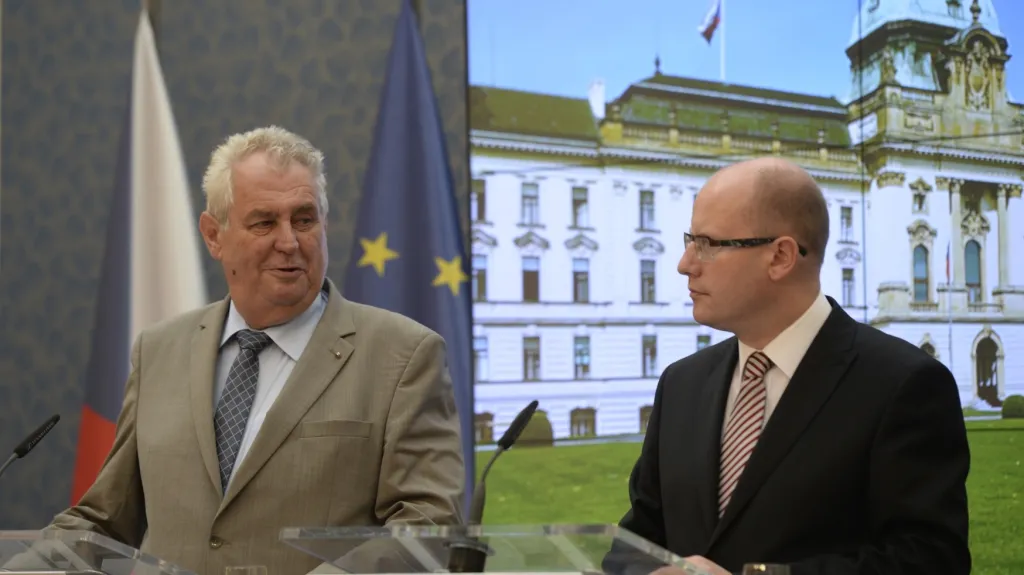 Prezident Miloš Zeman s premiérem Bohuslavem Sobotkou