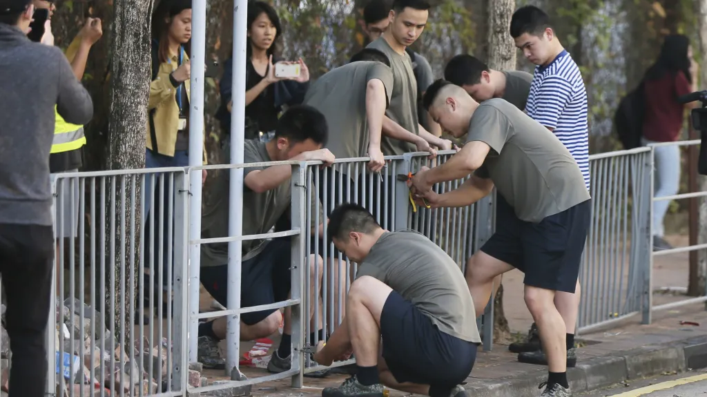 Čínští vojáci se podílejí na rozmontování barikád v Hongkongu