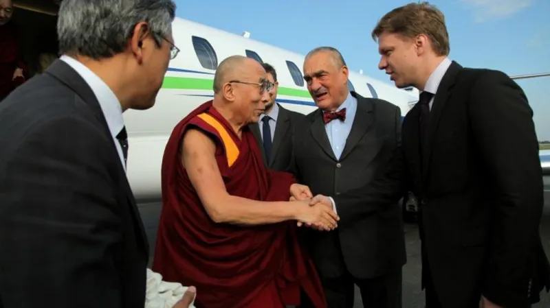 Dalajlama s Karlem Schwarzenbergem a Tomášem Hudečkem