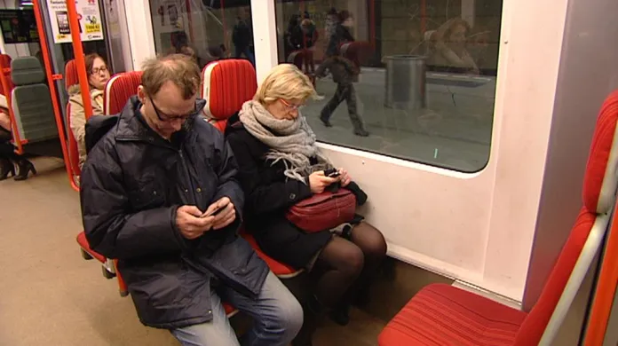 Mobilní signál je zatím v metru jen ve stanicích