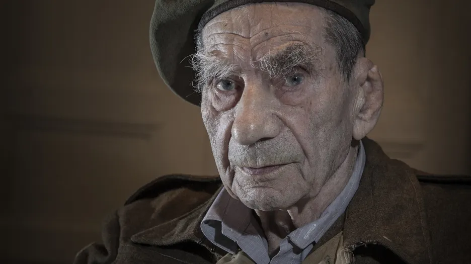 Viktor Wellemín (1923) je veterán od Tobruku a Dunkerku. Přežil, přestože pod ním vybuchla mina. O uniformu, v níž se účastnil bojů na Středním východě, dodnes pečuje. Podobně jako o své vzpomínky. „Válka je ta nejzbytečnější věc na světě. Proti zlu se ale člověk musí postavit. Byla to naše povinnost.“
