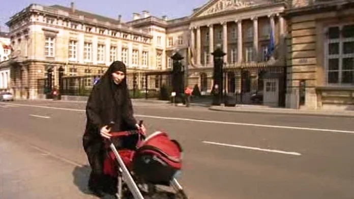 Muslimka před budovou belgického parlamentu