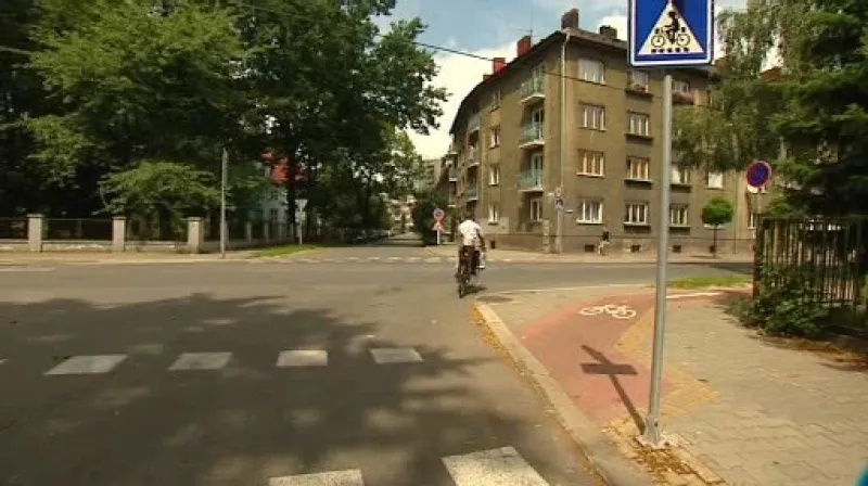 Cyklista na silnici vedle cyklostezky