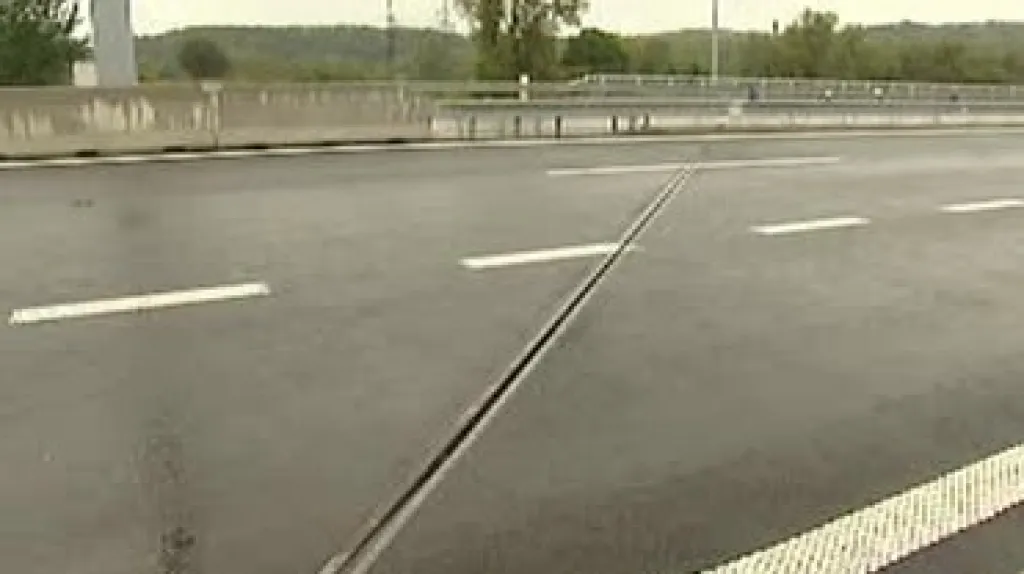 Odvodňovací žlab na silnici