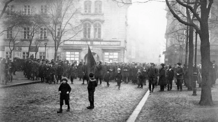 Výzvu ke generální stávce vyslyšeli i obyvatelé Plzně. Snímek z 22. ledna 1918