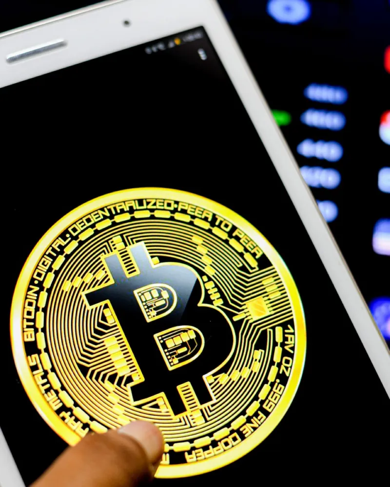 Muž se přiznal, že v obchodech s elektronikou těžil bitcoin. Žalobce teď  jeho případ podmíněně zastavil — ČT24 — Česká televize