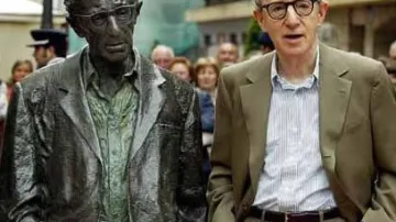 Woody Allen se svou sochou v New Yorku