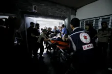 Hamás viní Izrael ze zabití stovek lidí v nemocnici v Gaze. Podle Tel Avivu výbuch způsobila palestinská raketa