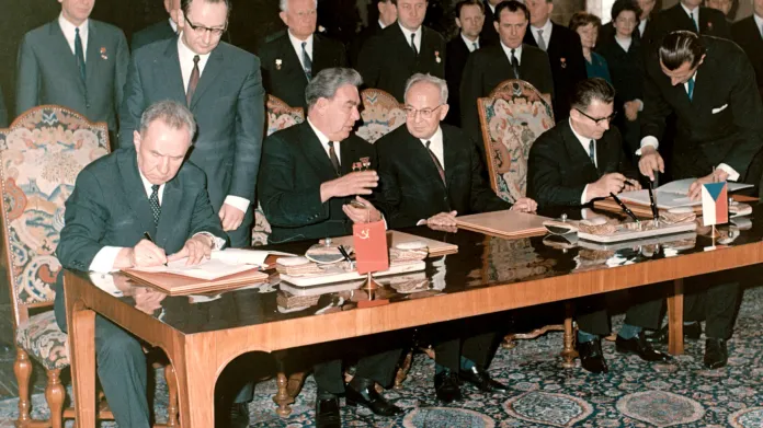 Gustáv Husák podepisuje s Leonidem Iljičem Brežněvem smlouvu o přátelství mezi ČSSR a SSSR, 6. května 1970