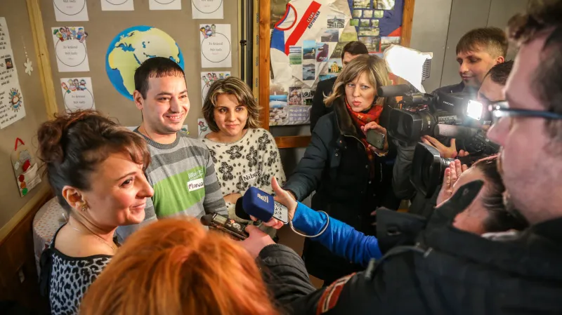 Iráčané Marwan a Nibras hovoří ve Smilovicích s novináři