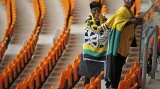 Ženy si zabírají místa na stadionu v Sewetu