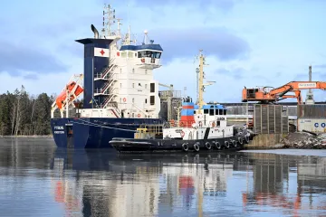 Loď zadržená kvůli poškození kabelu přepravovala ruskou ocel, oznámilo Finsko