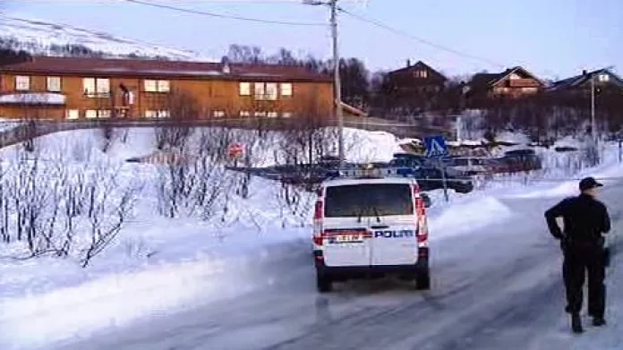 Policie před školou u severonorského Tromsö, kde si přestřelka vyžádala jednoho mrtvého a jednoho zraněného