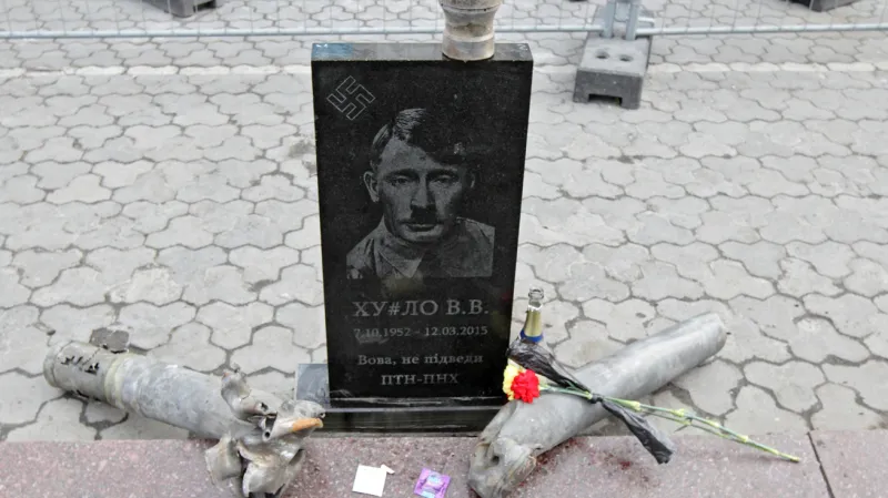 Ukrajinští aktivisté postavili Putinovi fiktivní hrob