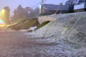 Bleskové záplavy v Alabamě zabily čtyři lidi, mnoho dalších muselo být zachráněno z aut