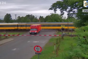 Mezi závorami přejezdu ve Studénce opět uvázlo auto. Vybudování podjezdu se komplikuje