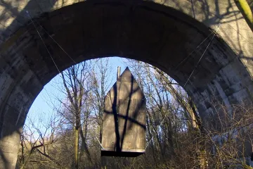 Vojenští policisté vyšetřují autory zavěšené chatky