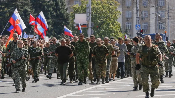 Proruští separatisté v Doněcku vedou ukrajinské zajatce v srpnu 2014