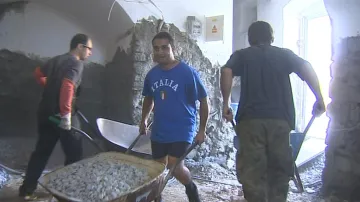 Dobrovolníci opravují kostel